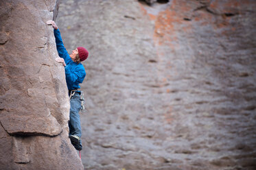 Ein Mann klettert Gorgeous (10b) in der Owens River Gorge, Bishop, Kalifornien. - AURF02029