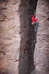 Ein Mann klettert Gorgeous (10b) in der Owens River Gorge, Bishop, Kalifornien. - AURF02030