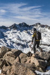 Ein Mann wandert entlang eines felsigen Bergrückens in den La Plata Mountains, Mayday, Colorado. - AURF02040
