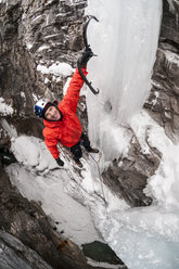 Ein Mann beim Eisklettern im Marble Canyon, Kootenay National Park, British Columbia, Kanada. - AURF02044