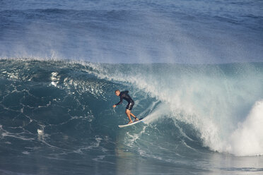 Ein Surfer in der Röhre bei Off The Wall. - AURF02061