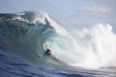 Ein Surfer beim Bodyboarden auf einer gefährlichen Welle am Shipstern Bluff in Tasmanien. - AURF02062