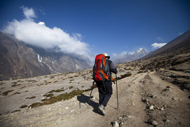 Ein Trekker wandert in Richtung der Berge unterhalb des Mount Everest. - AURF02065