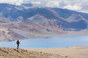Eine Frau wandert in Richtung Tsomoriri, Region Chnagtang, Ladakh, Indien. - AURF02066