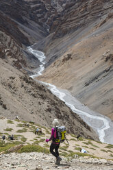 Eine Frau wandert in Richtung eines Flusses, Spiti, Indien. - AURF02067