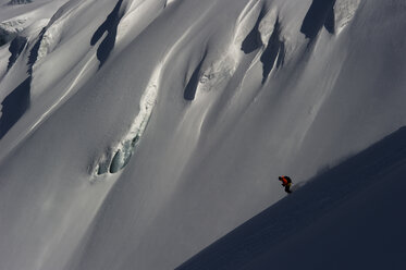 Ein Skiführer bei der Arbeit auf einem Gletscher. - AURF02077
