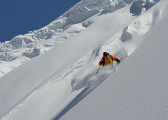 Ein Skiführer hat Spaß bei der Arbeit auf einem Gletscher. - AURF02078