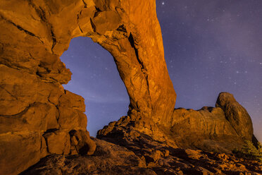 Ein nachts beleuchteter Sandsteinbogen im Arches National Park. - AURF02082