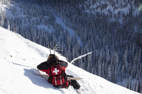 Ein Skifahrer hält sich die Ohren zu. - AURF02097