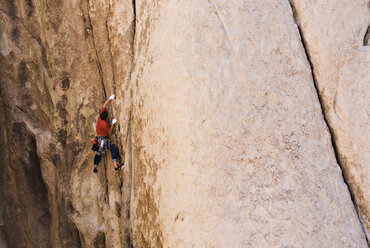 Ein junger Mann klettert einen langen Riss. - AURF02100