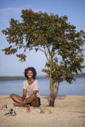 Eine junge Frau entspannt sich an einem Sandstrand am Lake Wedowee, Alabama. - AURF02126