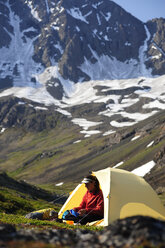 Backpacker-Camping im Chugach State Park in der Nähe von Anchorage, Alaska. - AURF02144