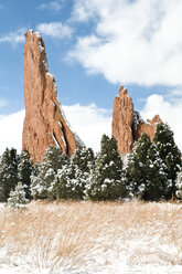 Räumender Schneesturm auf Felstürmen und Gräsern im Garden of the Gods National Natural Landmark, Colorado Springs, Colorado - AURF02160