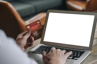 Man sitting in restaurant, doing online payment - GUSF01214