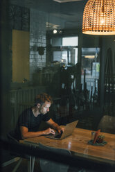 Mann macht Überstunden in seinem eigenen Start-up-Unternehmen - GUSF01215