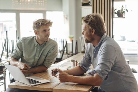 Geschäftspartner bei einem Treffen in ihrem neuen Start-up-Unternehmen, lizenzfreies Stockfoto