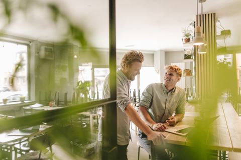 Geschäftspartner bei einem Treffen in ihrem neuen Start-up-Unternehmen, lizenzfreies Stockfoto