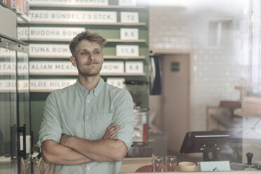 Junger Mann arbeitet in seinem Start-up-Café, Porträt - GUSF01288