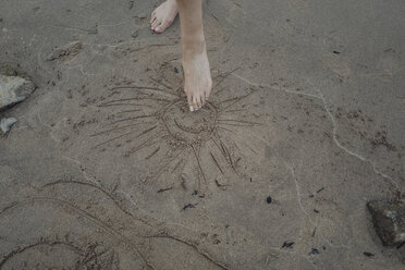 Barfuß Zeichnung Sohn in Sand - KNSF04348