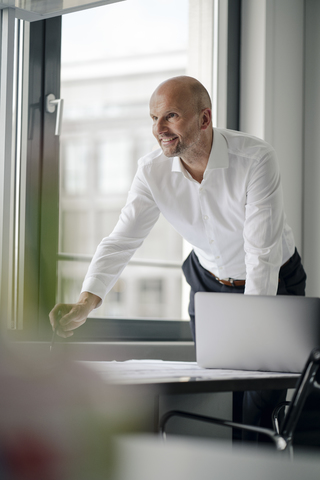 Ingenieur, der in seinem Büro arbeitet und einen Videoanruf tätigt, lizenzfreies Stockfoto