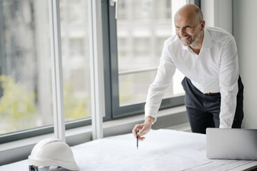 Ingenieur bei der Arbeit in seinem Büro - KNSF04358