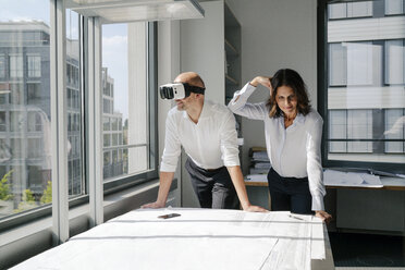 Zwei Architekten arbeiten an Entwürfen, Mann mit VR-Brille - KNSF04383