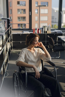 Behinderte Geschäftsfrau im Rollstuhl sitzend, lächelnd - KNSF04398