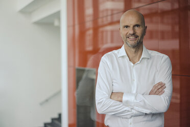 Portrait of a successful businessman, with arms crossed - KNSF04466