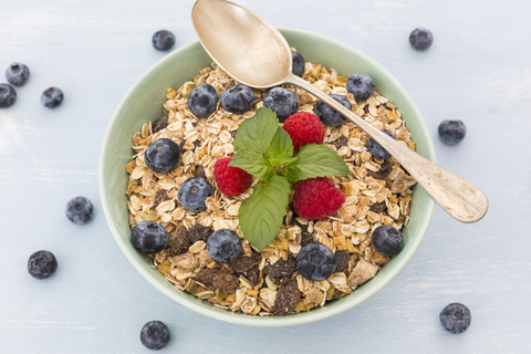 Schale Müsli mit Himbeeren und Heidelbeeren, lizenzfreies Stockfoto