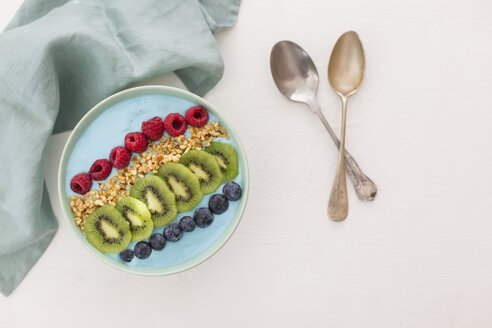 Smoothie-Bowl mit Heidelbeeren, Himbeeren, Kiwi und gehackten Haselnüssen - JUNF01100