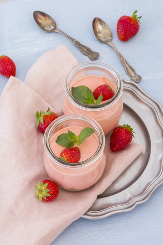 Zwei Gläser Erdbeer-Trifle mit Mascarponecreme und Amarettini, lizenzfreies Stockfoto