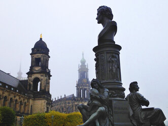 Deutschland, Sachsen, Dresden, Denkmal für Ernst Rietschel, Oberlandesgericht und Dresdner Kathedrale - WWF04252