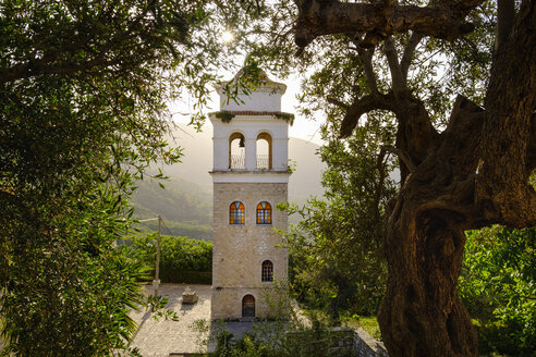 Albanien, Bergdorf Himara, Glockenturm der orthodoxen Allerheiligenkirche - SIEF07960