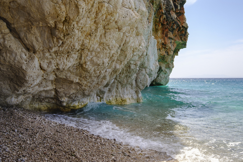 Albanien, Ioneanisches Meer, Albanische Riviera, Felsen am Strand von Gjipe, lizenzfreies Stockfoto