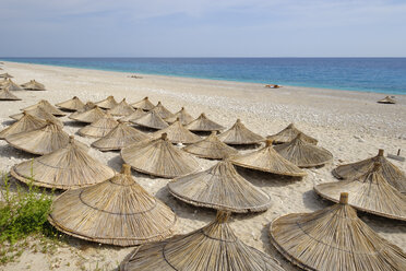 Albanien, Ionisches Meer, Albanische Riviera, Sonnenschirme am Strand von Dhermi - SIEF07967