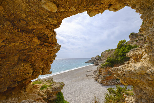 Albanien, Ionisches Meer, Albanische Riviera, Felsbogen am Strand von Dhermi - SIEF07969