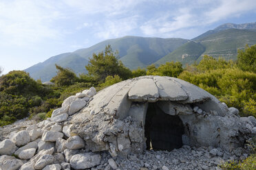 Albanien, Bunker am Strand von Palasa am Llogara-Pass - SIEF07974