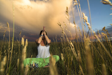 Yoga-Meditation bei Sonnenuntergang - AURF02174