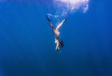 Young woman snorkeling in ocean. - AURF02191