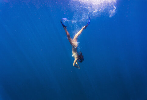 Junge Frau beim Schnorcheln im Meer. - AURF02191
