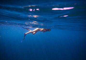 Junge Frau beim Schnorcheln im Meer. - AURF02192
