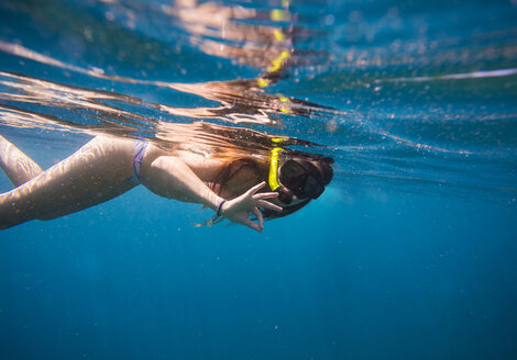 Junge Frau beim Schnorcheln im Meer. - AURF02193