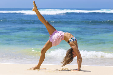 Yoga am Strand. - AURF02196