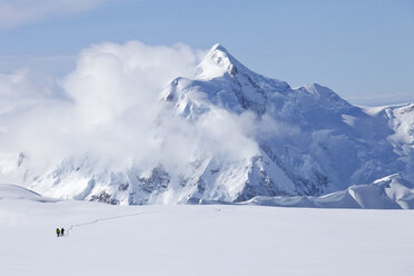 Zwei Bergsteiger überqueren einen Gletscher auf dem Mt. McKinley, Alaska, im Hintergrund ist Mount Hunter zu sehen. - AURF02239