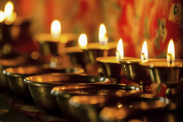 Tibetisch-buddhistische Butterlampen im Thyangboche-Kloster, Solu Khumbu, Nepal - AURF02259