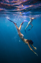 Zwei junge Frauen beim Schnorcheln im Meer. - AURF02264