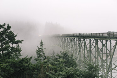 Die Brücke am Deception Pass über den Puget Sound liegt im Nebel. - AURF02269