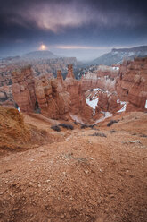 Die Sonne geht durch einen bewölkten Himmel über dem Thor's Hammer im Bryce Canyon National Park, UT, auf. - AURF02270