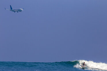 Surfen auf einer Welle, Bali, Indonesien. - AURF02286