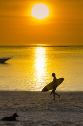 Surfer am Meeresstrand bei Sonnenuntergang - AURF02292